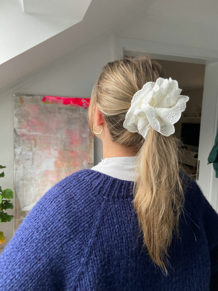 Lace scrunchie with ruffles - Image 2