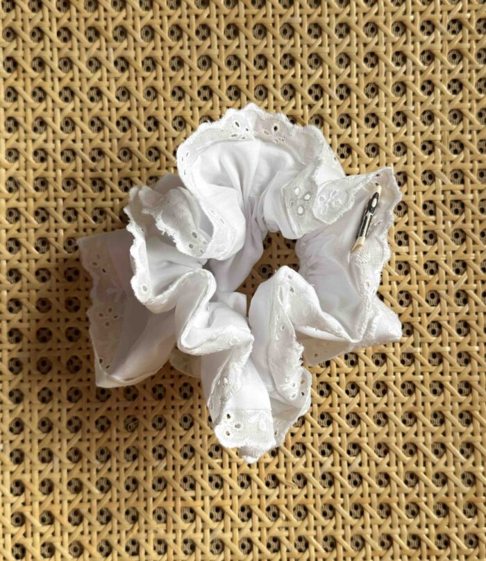 Lace scrunchie with ruffles