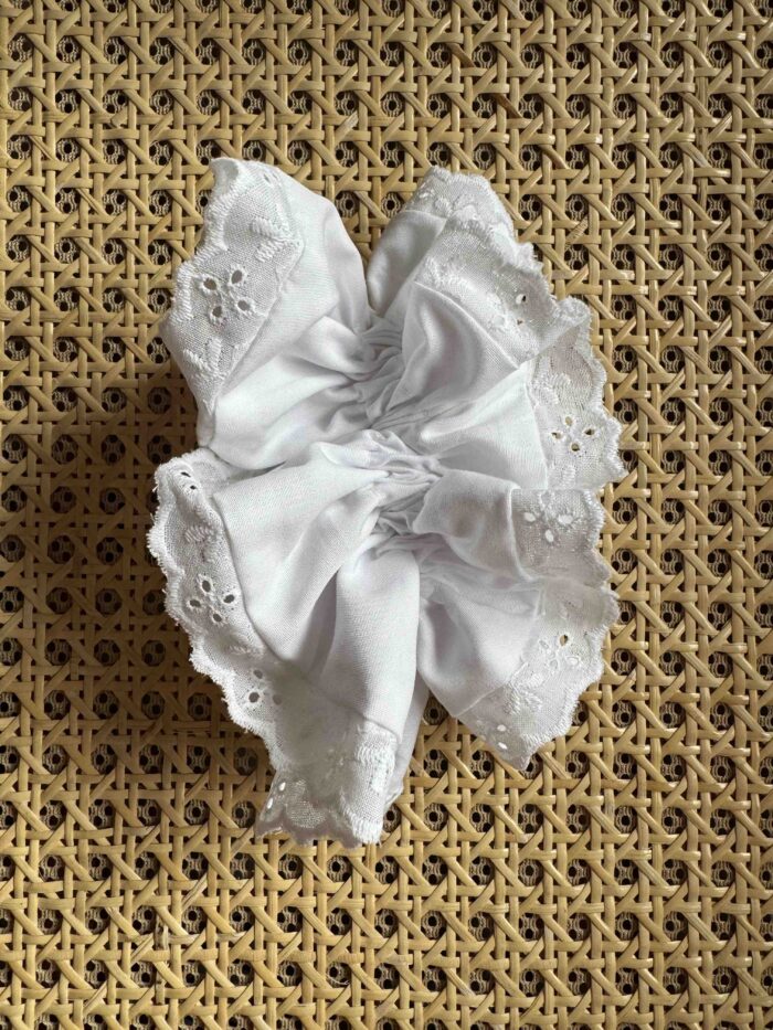 Lace scrunchie with ruffles - Image 3