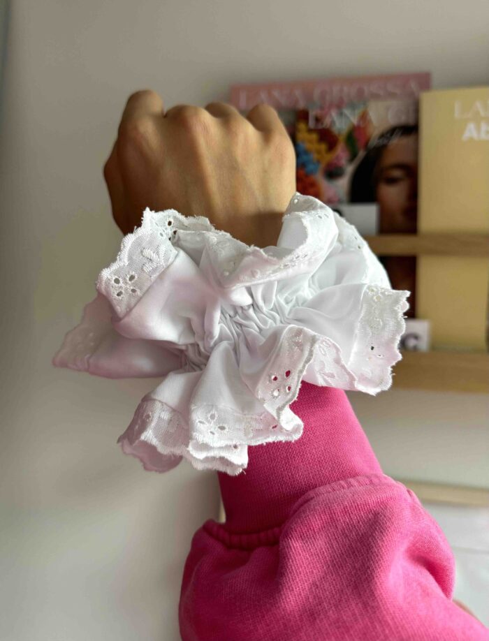 Lace scrunchie with ruffles - Image 4