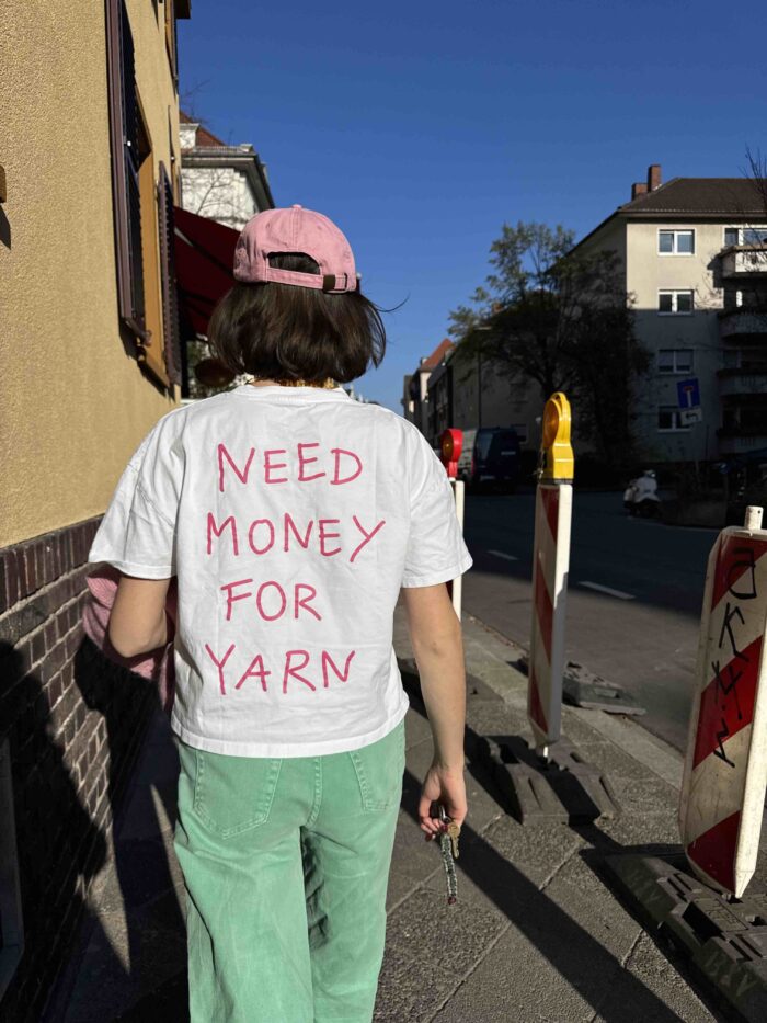 T-Shirt "NEED MONEY FOR YARN" – Bild 3